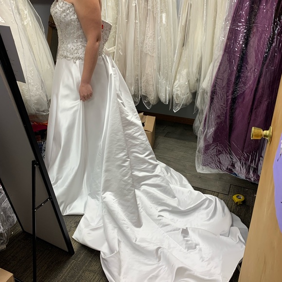 Dee Dee Wedding Dress - Picture 1 of 2